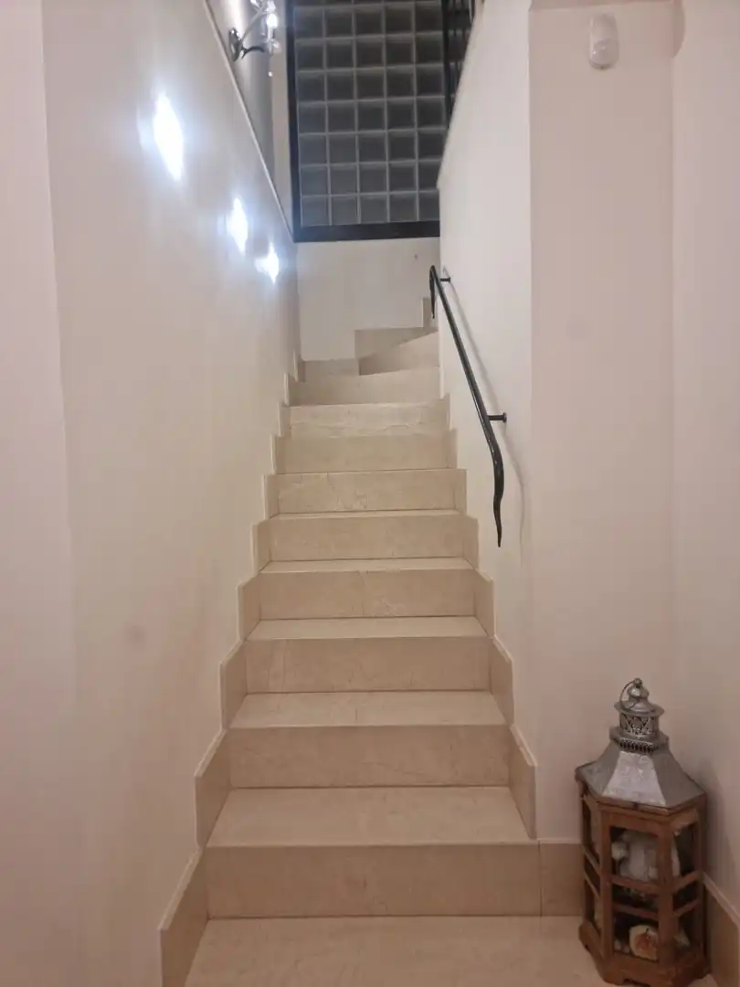 Einfamilien-Reihenhaus zum Verkauf in Estepona mit Klimaanlage, Privatgarten und Terrasse
