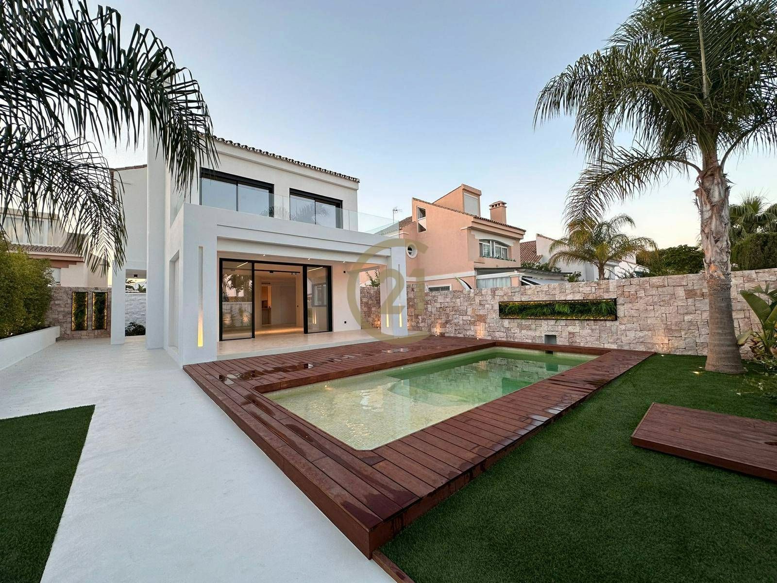 Exterior view of House or chalet for sale in Estepona  with Air Conditioner, Private garden and Parquet flooring