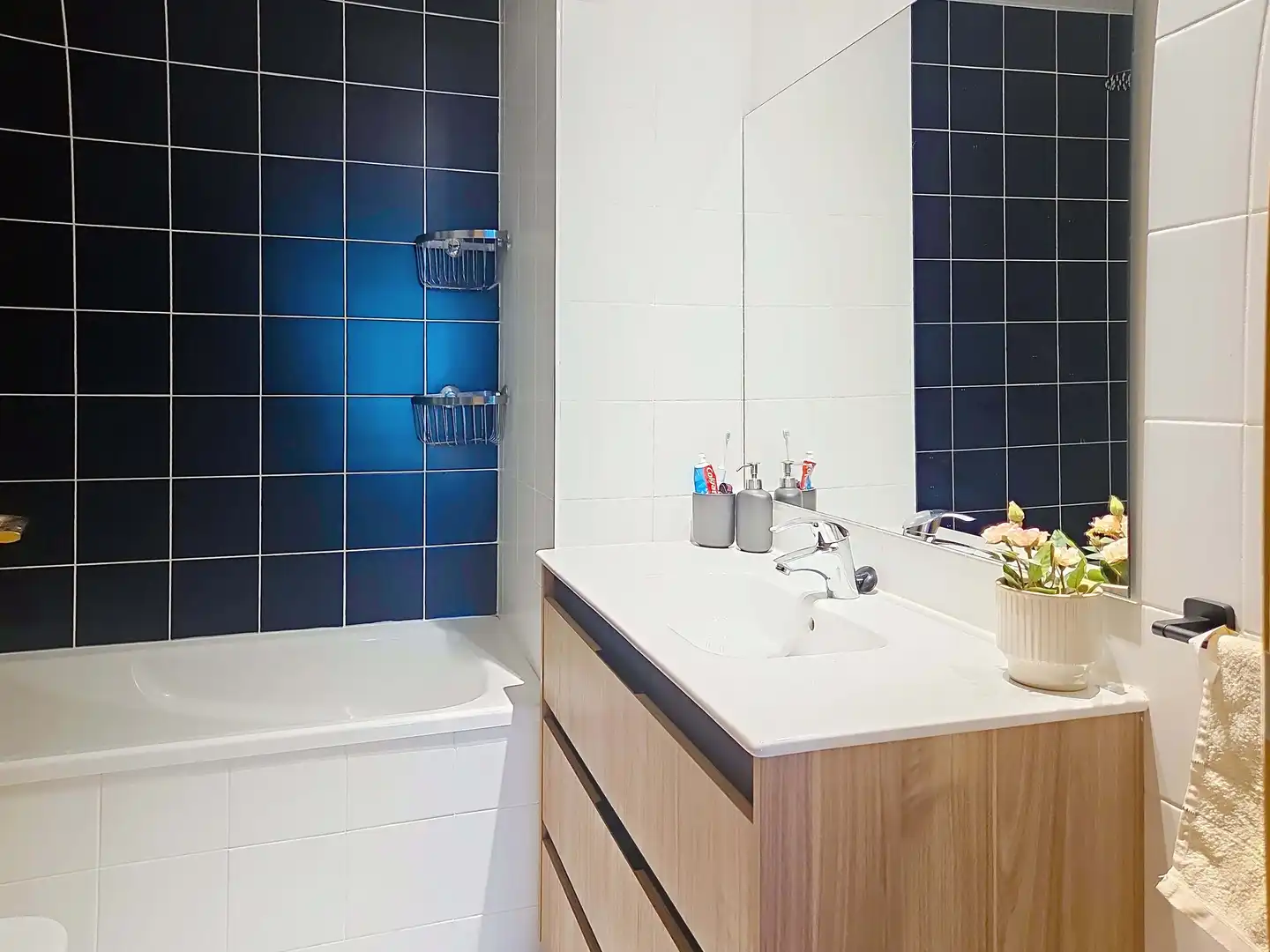 Bathroom of Flat for sale in L'Hospitalet de Llobregat  with Air Conditioner and Terrace