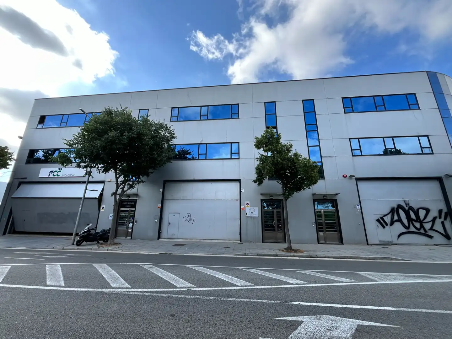 Außenansicht von Fabrikhallen zur Miete in El Prat de Llobregat mit Alarm