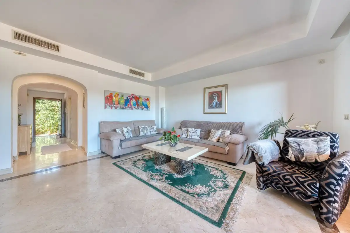 Sala de estar de Casa adosada en venta en Estepona con Aire acondicionado, Terraza y Piscina comunitaria
