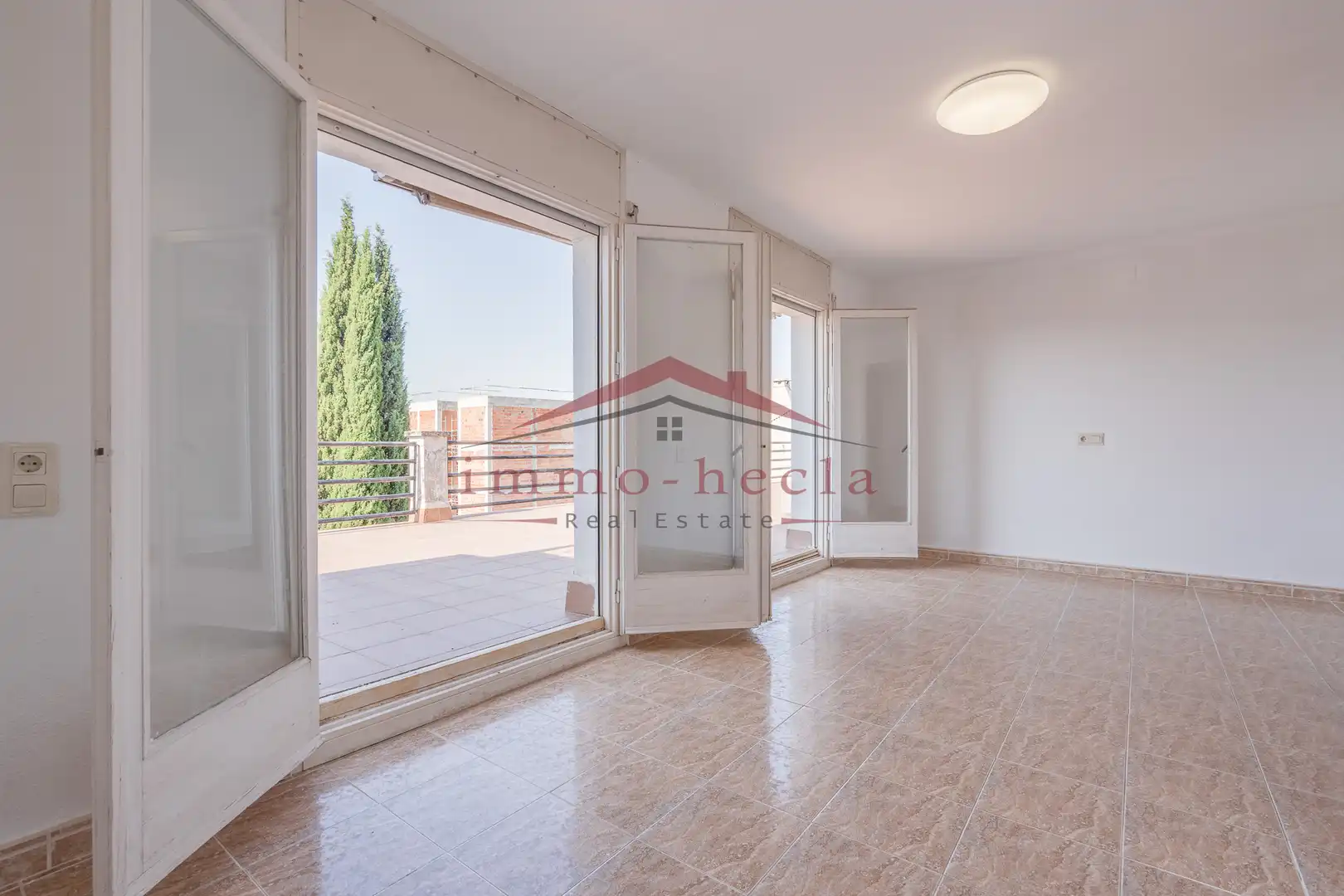 Sala d'estar de Casa adosada en venda en Vilanova del Camí amb Calefacció, Terrassa i Piscina