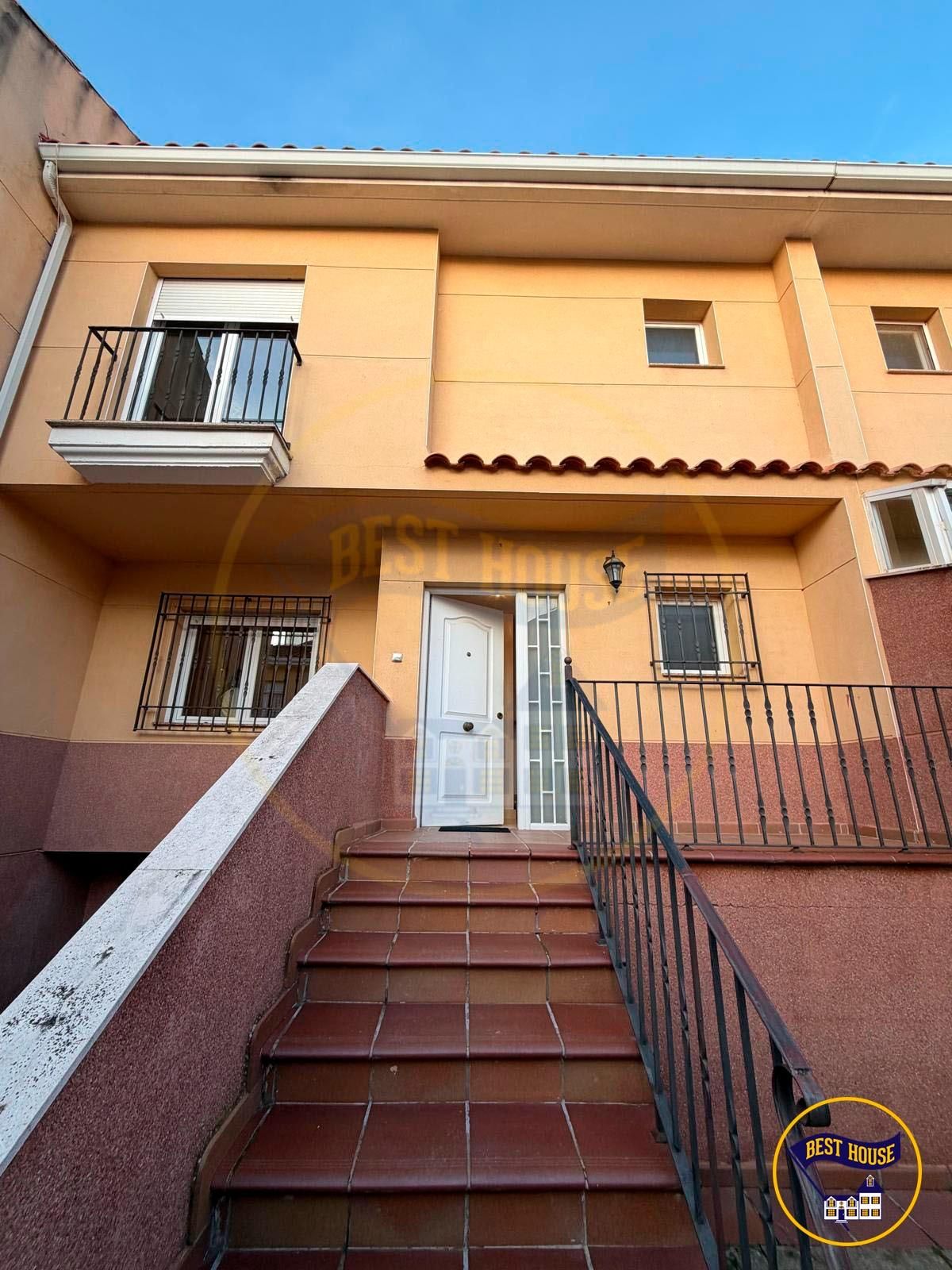 Vista exterior de Casa adosada en venda en Cuenca Capital amb Calefacció, Terrassa i Balcó
