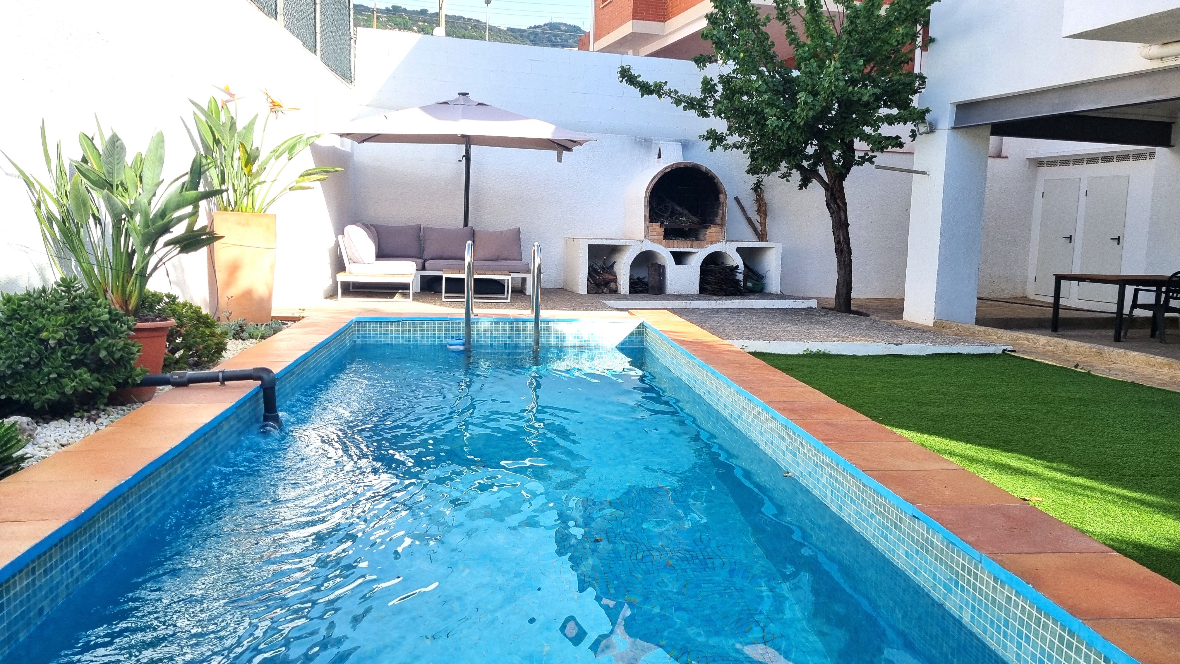 Swimming pool of Flat for sale in Badalona  with Air Conditioner, Heating and Parquet flooring