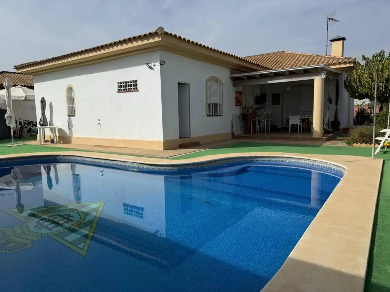 Chalet con piscina en venta en Alhelí