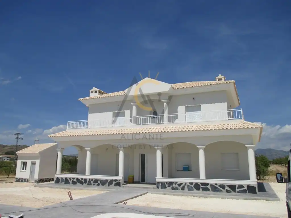 Villa mit Pool zum Verkauf in El Pinós / Pinoso