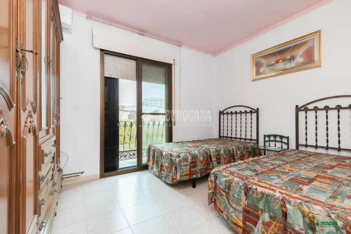 Schlafzimmer von Einfamilien-Reihenhaus zum Verkauf in Zurgena mit Klimaanlage und Balkon