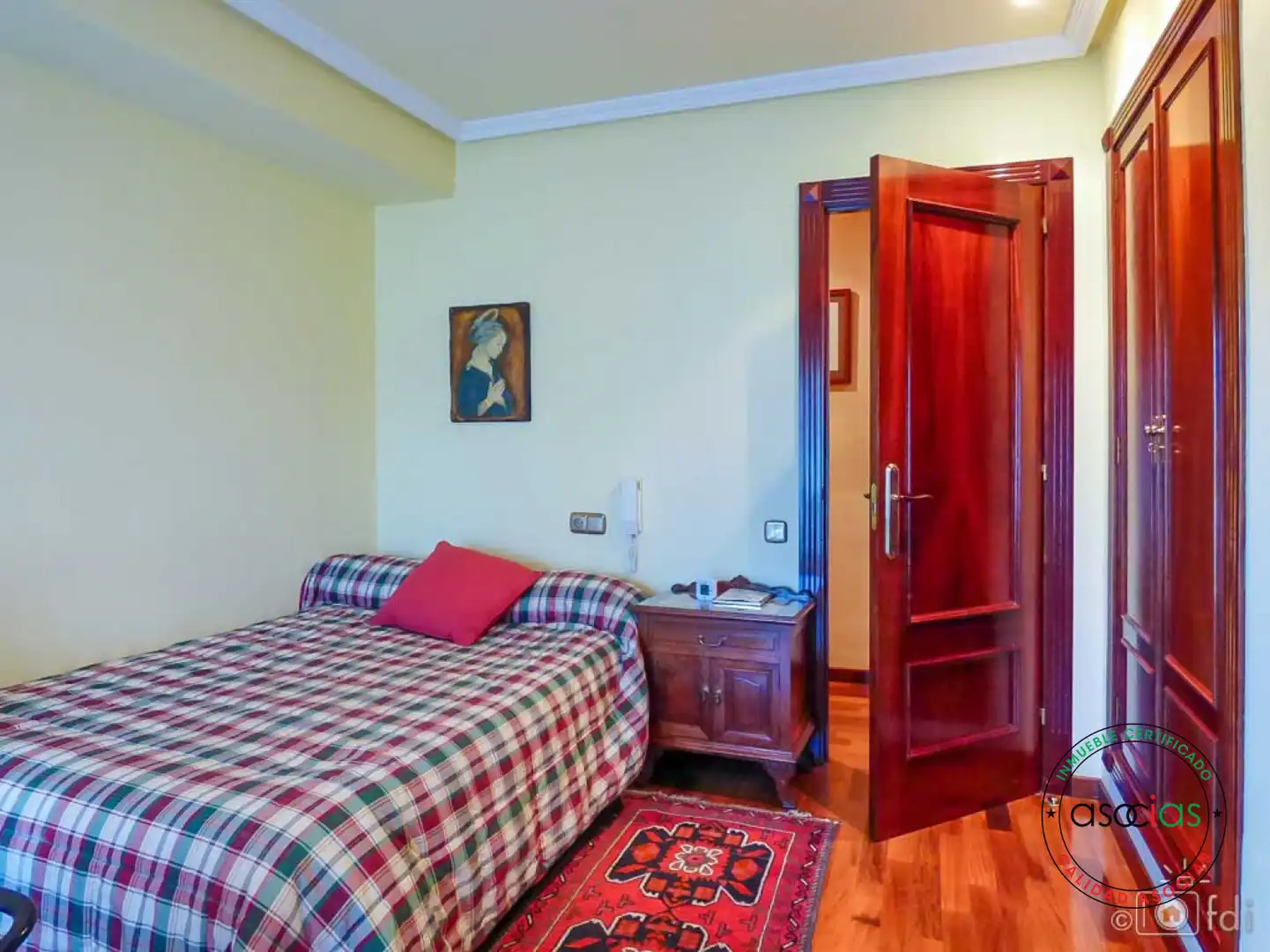 Dormitori de Casa o xalet en venda en Oviedo  amb Calefacció, Jardí privat i Parquet