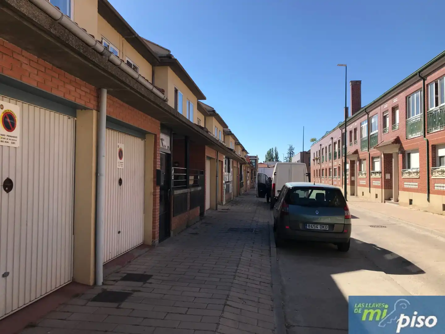Vista exterior de Casa adosada en venda en Valladolid amb Calefacció, Jardí privat i Terrassa