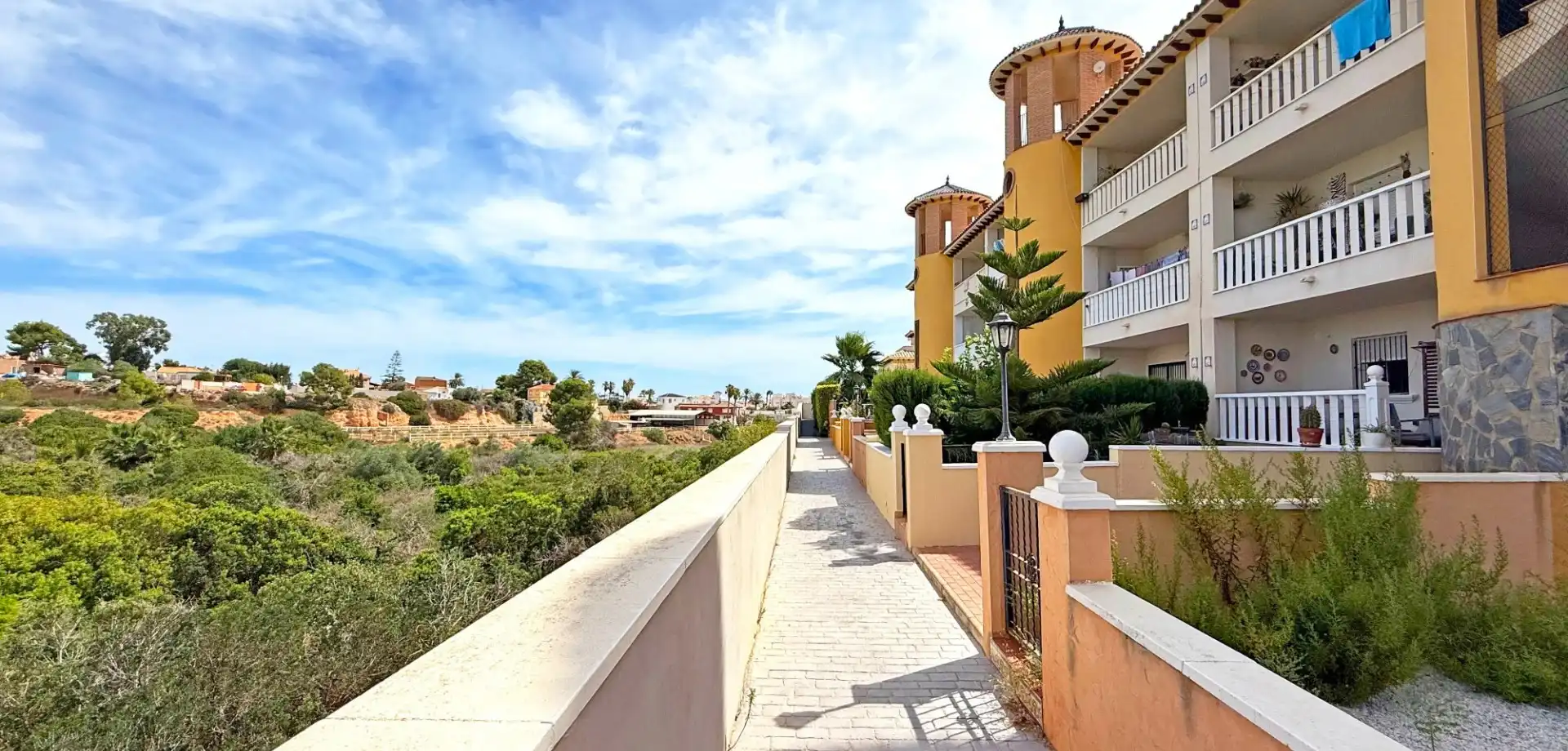 Vista exterior de Piso en venta en Orihuela con Piscina