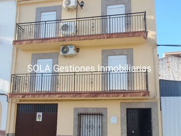 Pis amb balcó en venda a Calle Canena