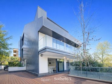 Casa con piscina en venta en Calle de Francisco Suarez