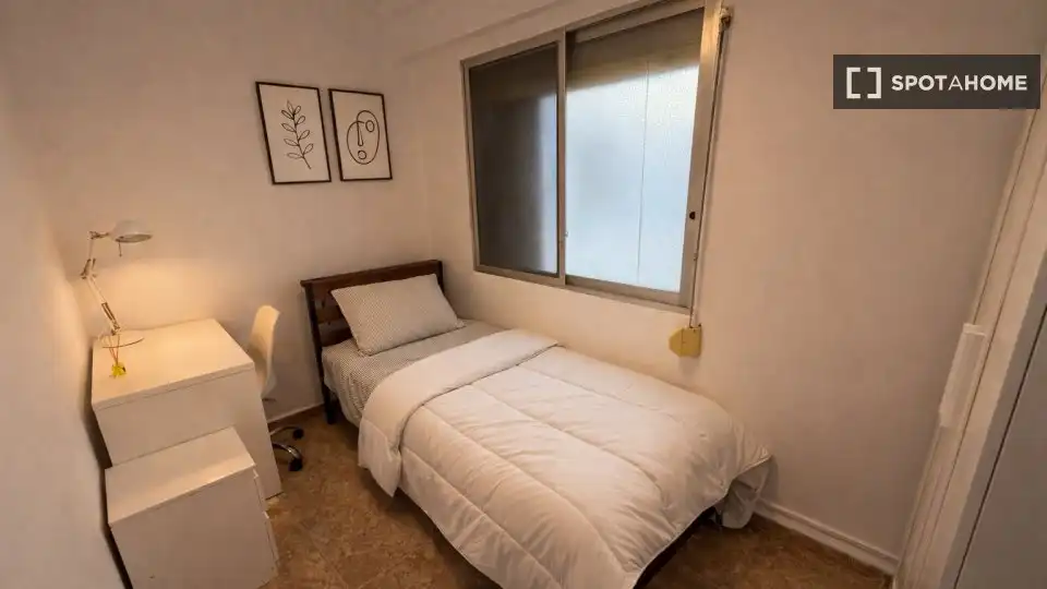 Habitación de Piso de alquiler en Valencia con Aire acondicionado, Calefacción y Amueblado