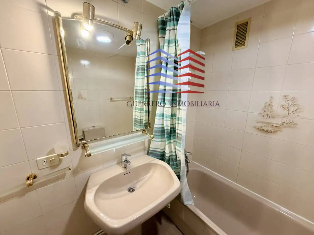 Baño de Piso de alquiler en Vigo  con Calefacción, Parquet y Terraza
