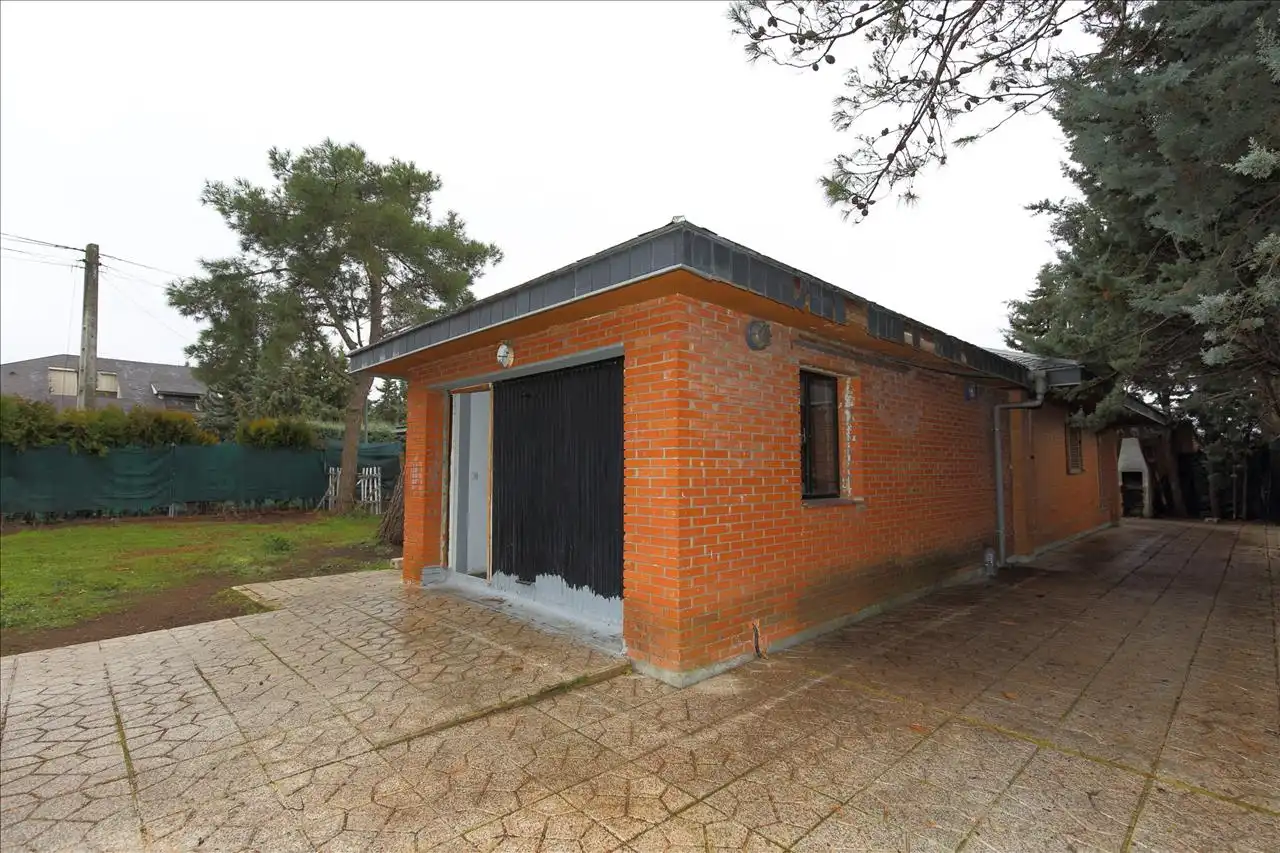 Vista exterior de Casa o chalet en venta en Nuevo Baztán con Piscina