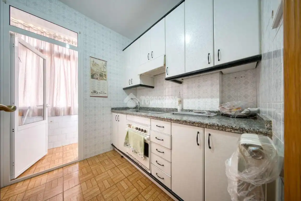 Kitchen of Flat for sale in Valladolid  with Heating, Parquet flooring and Furnished