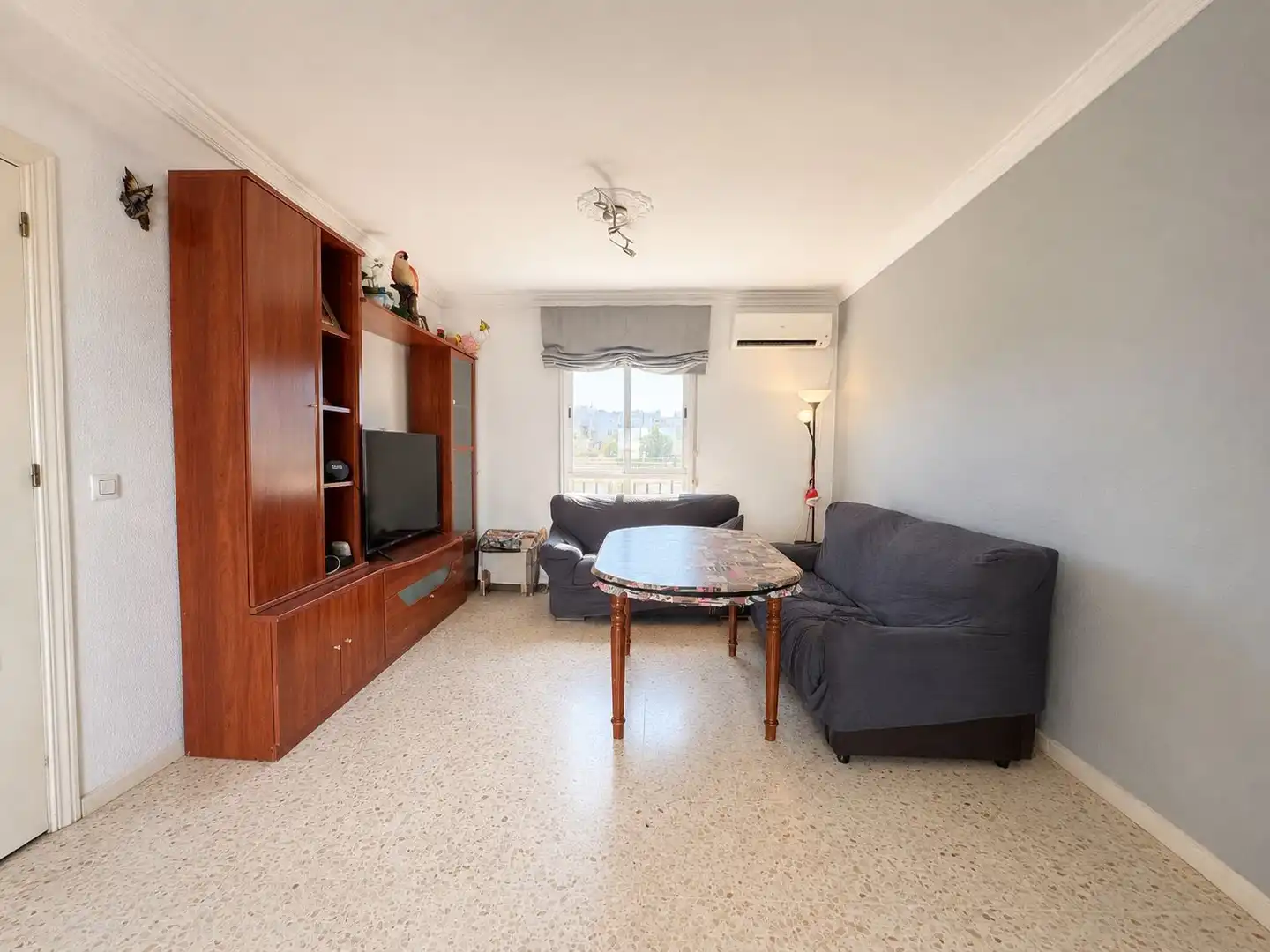 Sala d'estar de Casa adosada en venda en Sanlúcar la Mayor amb Terrassa i Piscina comunitària