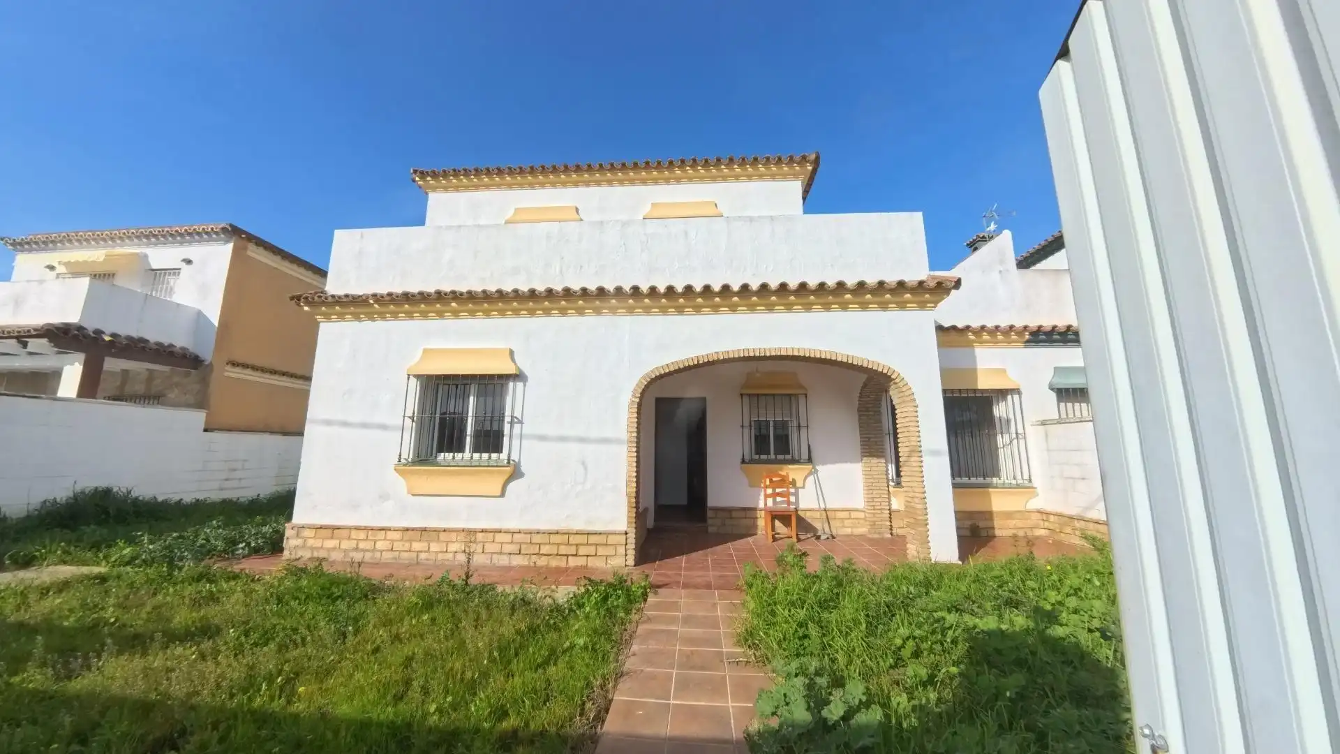 Vista exterior de Casa o xalet en venda en Chiclana de la Frontera amb Jardí privat i Terrassa
