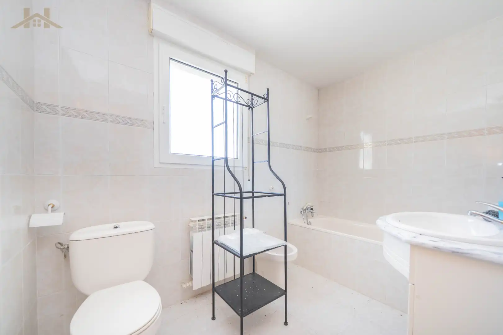 Bathroom of Houses for sale in Santa María de la Alameda  with Heating