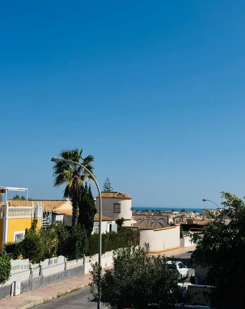 Vista exterior de Casa adosada en venda en Orihuela amb Aire condicionat, Terrassa i Traster