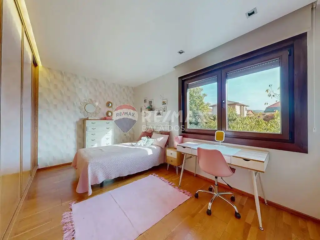 Bedroom of Houses for sale in Vigo   with Heating, Private garden and Parquet flooring