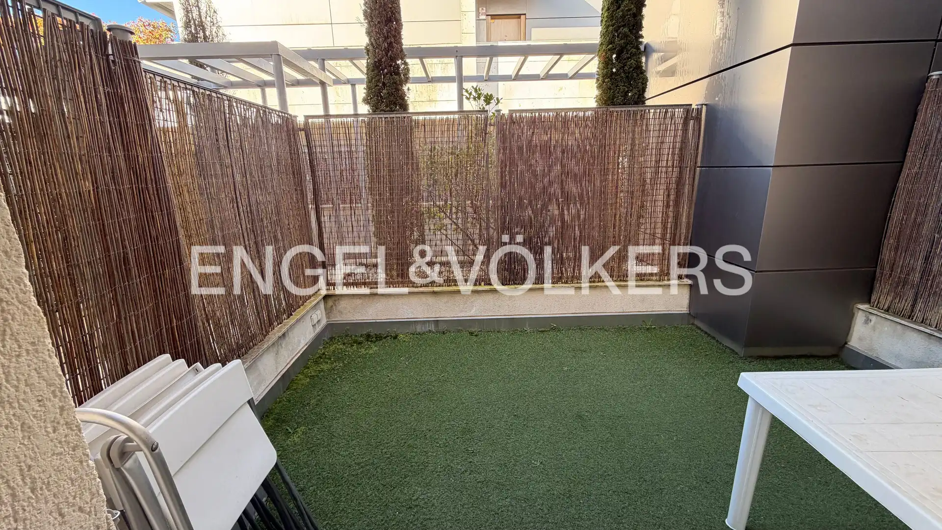 Terraza de Dúplex de alquiler en La Moraleja con Aire acondicionado, Calefacción y Jardín privado