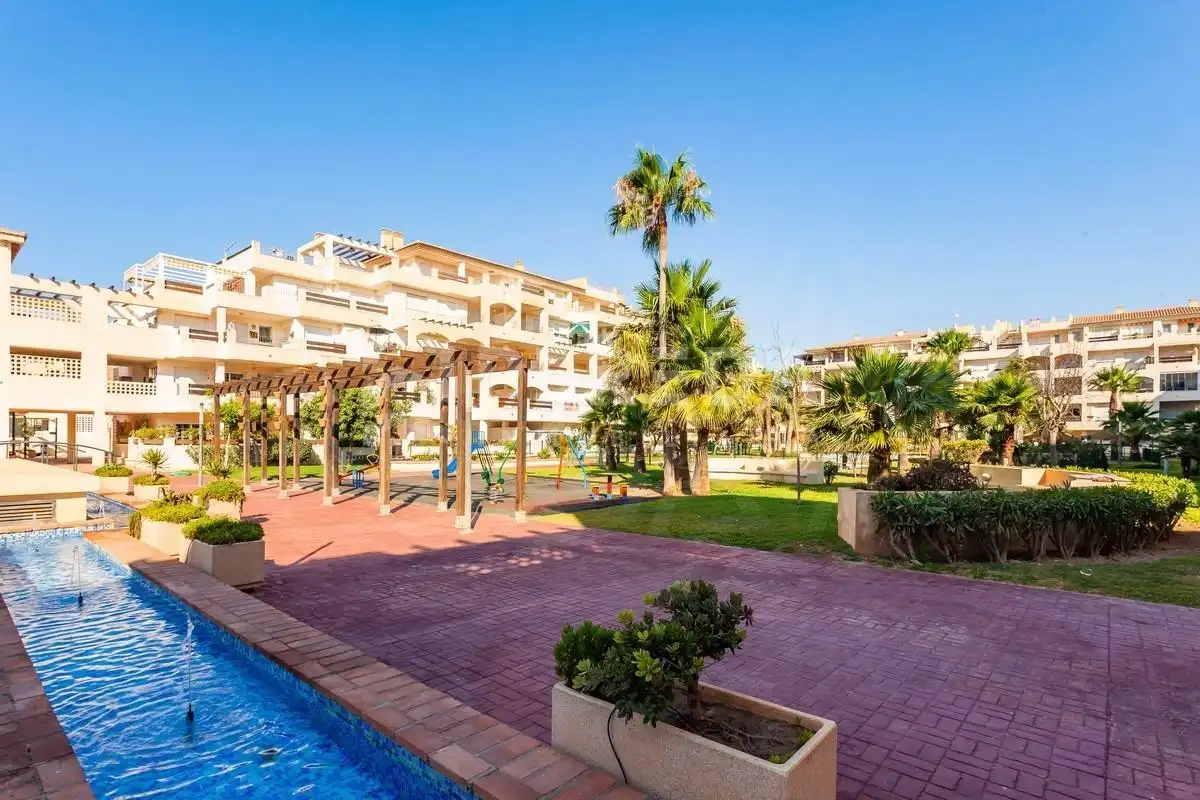 Vista exterior de Piso en venta en Roquetas de Mar con Aire acondicionado, Jardín privado y Terraza