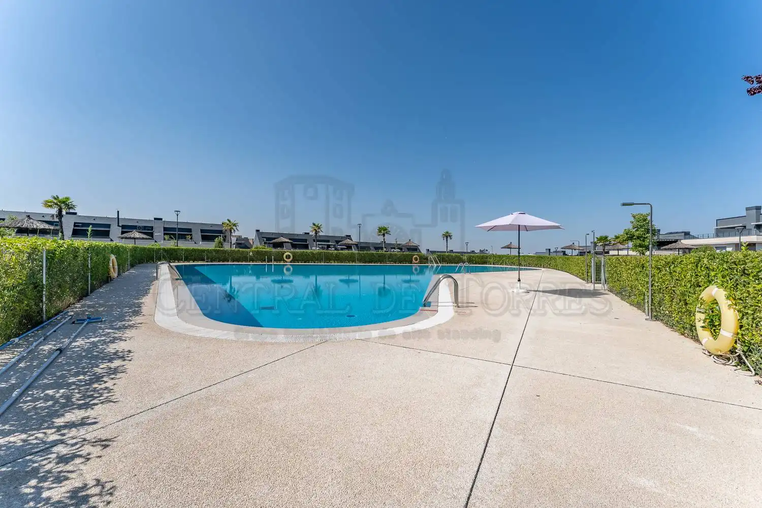 Schwimmbecken von Einfamilien-Reihenhaus zur Miete in Boadilla del Monte mit Klimaanlage, Heizung und Privatgarten