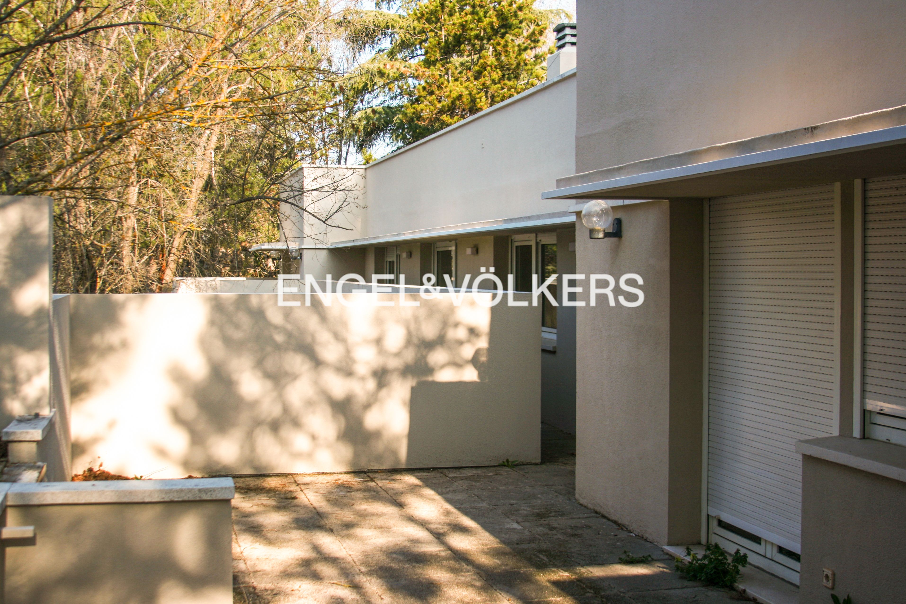 Vista exterior de Casa o xalet de lloguer en Las Rozas de Madrid amb Aire condicionat, Calefacció i Jardí privat