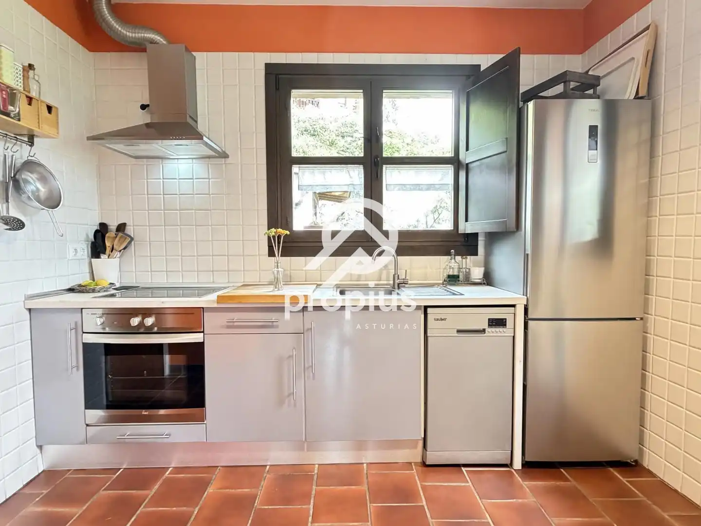 Cuina de Casa adosada en venda en Cangas de Onís amb Calefacció, Jardí privat i Terrassa