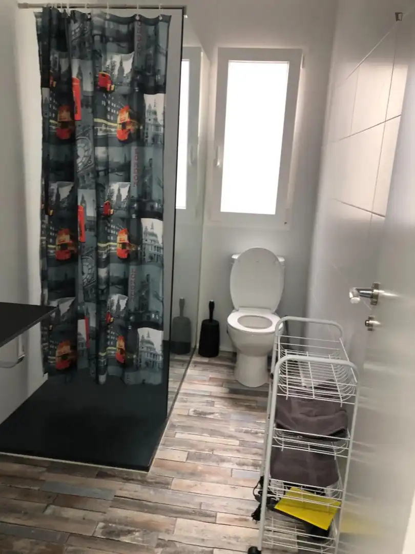 Badezimmer von Wohnungen zur Miete in Valencia mit Möbliert, Ofen und Waschmaschine