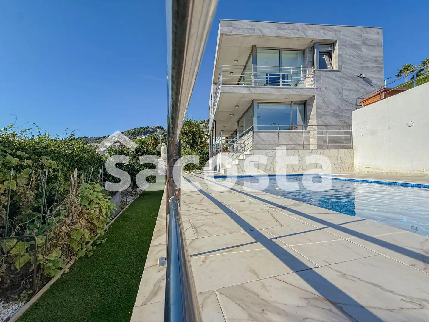 Vista exterior de Casa o xalet en venda en Lloret de Mar amb Aire condicionat, Jardí privat i Terrassa