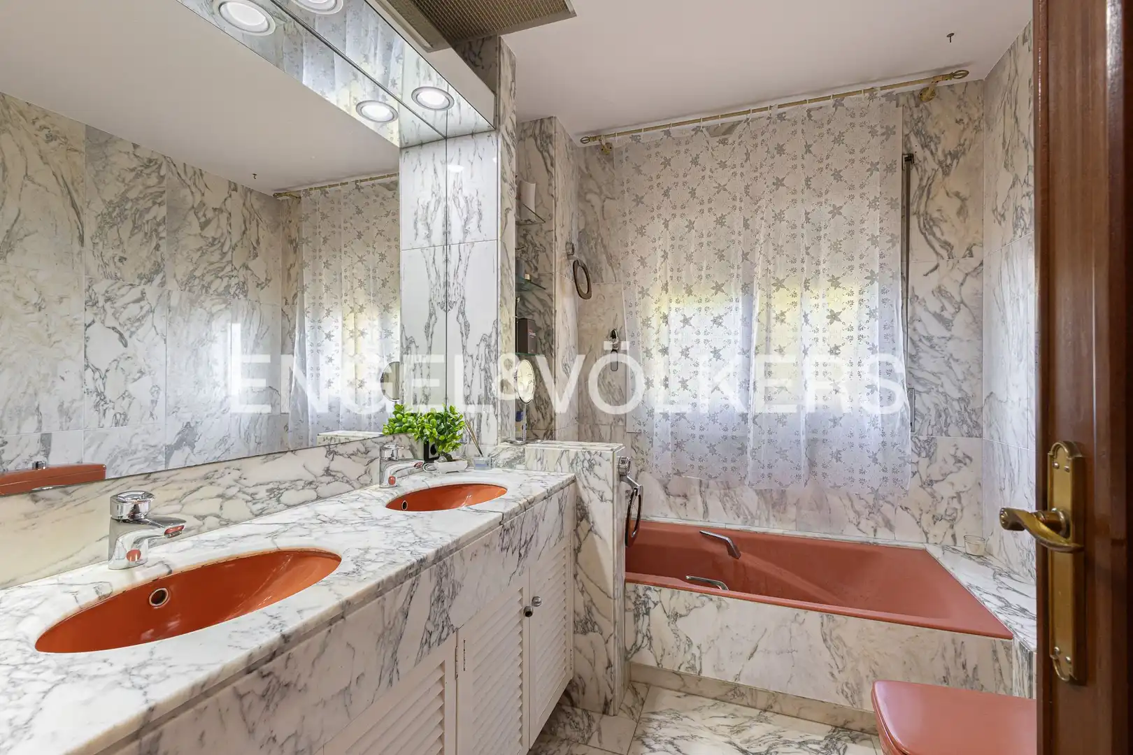 Baño de Casa o chalet en venta en Sant Just Desvern con Aire acondicionado, Calefacción y Jardín privado