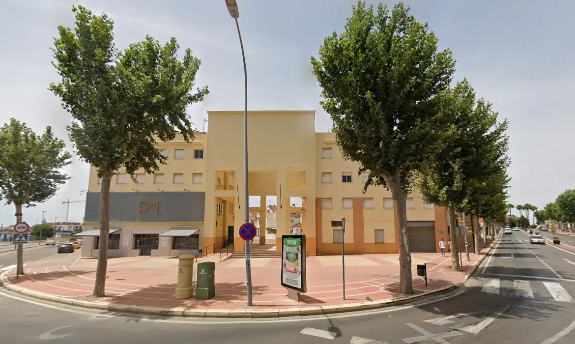 Vista exterior de Pis en venda en Dos Hermanas