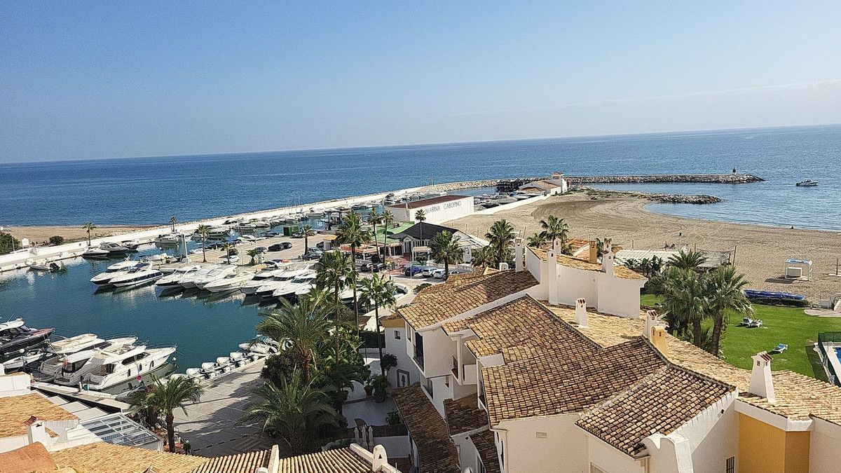 Vista exterior de Àtic en venda en Ronda amb Aire condicionat, Jardí privat i Parquet