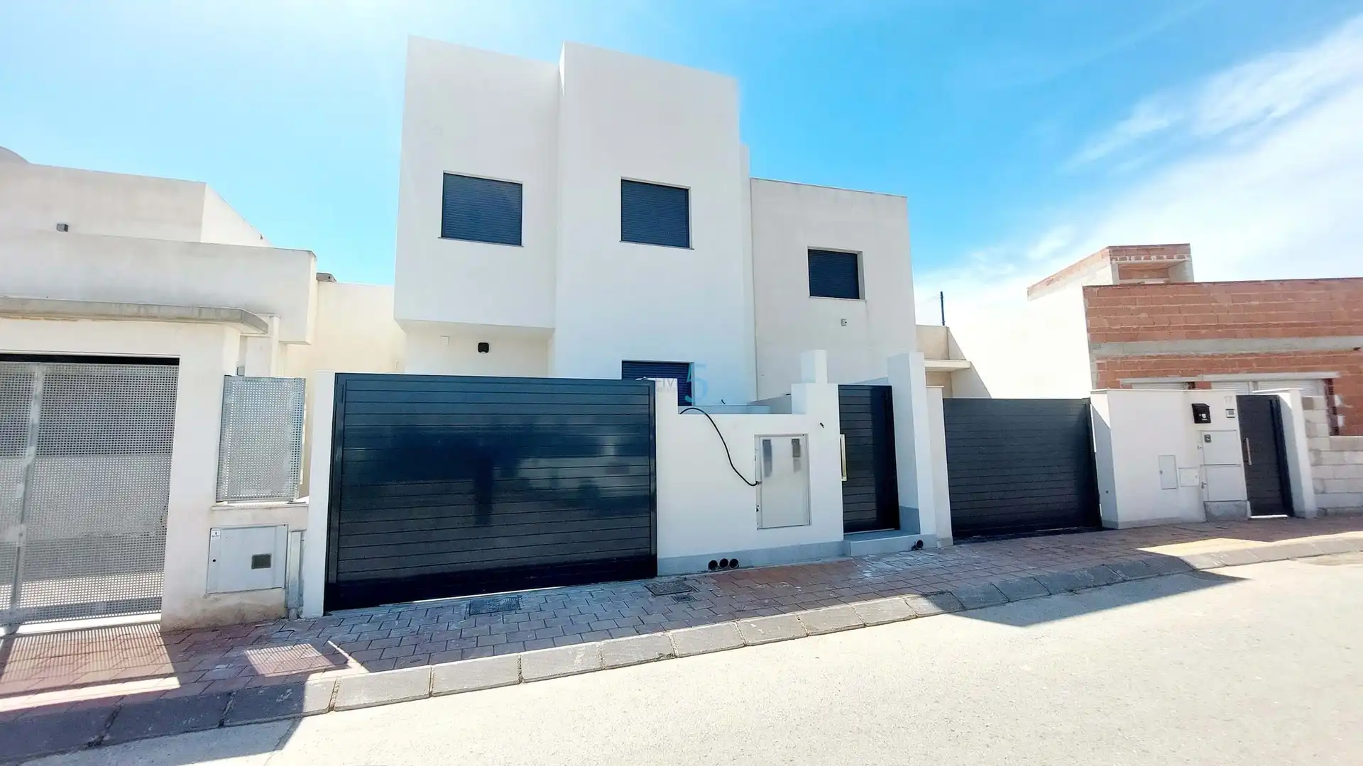 Vista exterior de Casa o xalet en venda en San Pedro del Pinatar amb Aire condicionat, Terrassa i Piscina