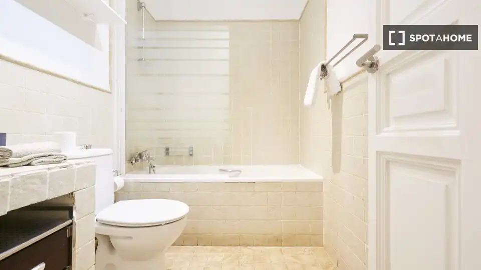 Baño de Piso de alquiler en Madrid con Aire acondicionado, Calefacción y Amueblado