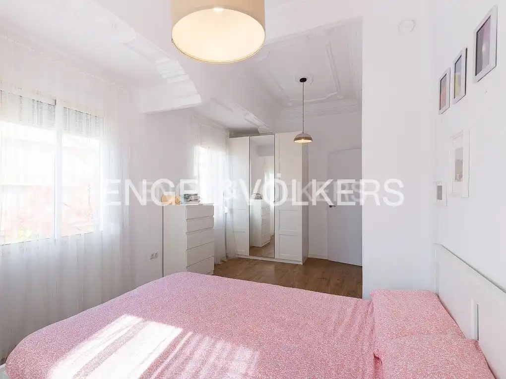 Dormitori de Apartament de lloguer en Valencia amb Aire condicionat, Calefacció i Moblat