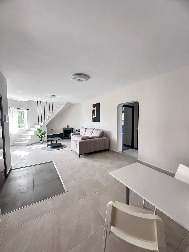 Sala d'estar de Casa o xalet en venda en Benalmádena amb Aire condicionat, Jardí privat i Traster