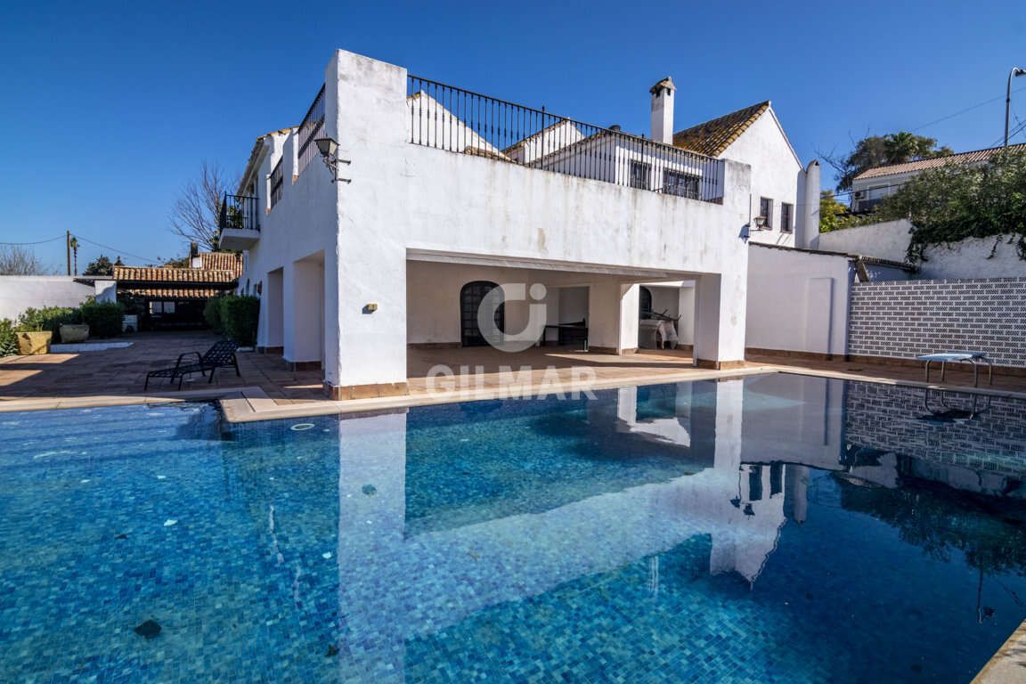 Vista exterior de Casa o xalet en venda en Sotogrande amb Calefacció, Jardí privat i Piscina