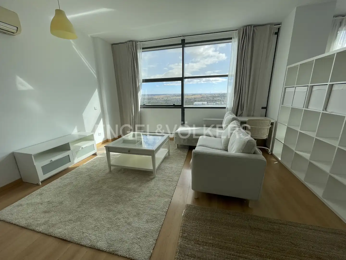 Living room of Study for rent in San Sebastián de los Reyes  with Air Conditioner, Heating and Parquet flooring