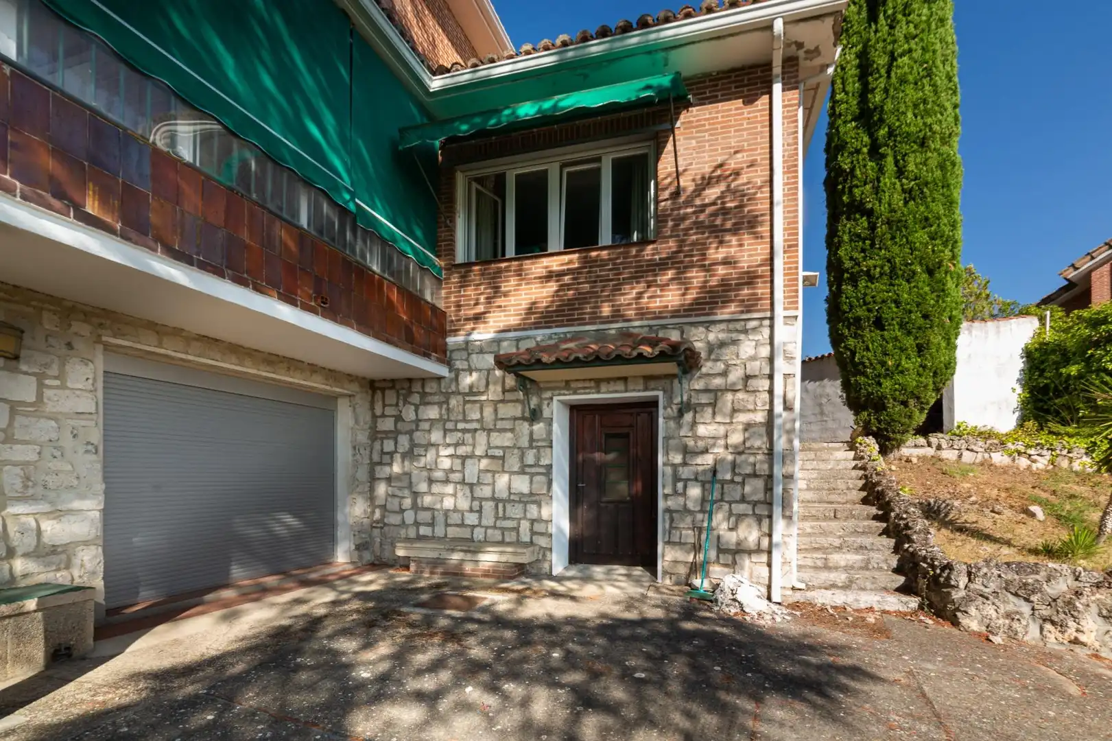 Vista exterior de Casa o xalet en venda en Tudela de Duero amb Calefacció, Jardí privat i Terrassa