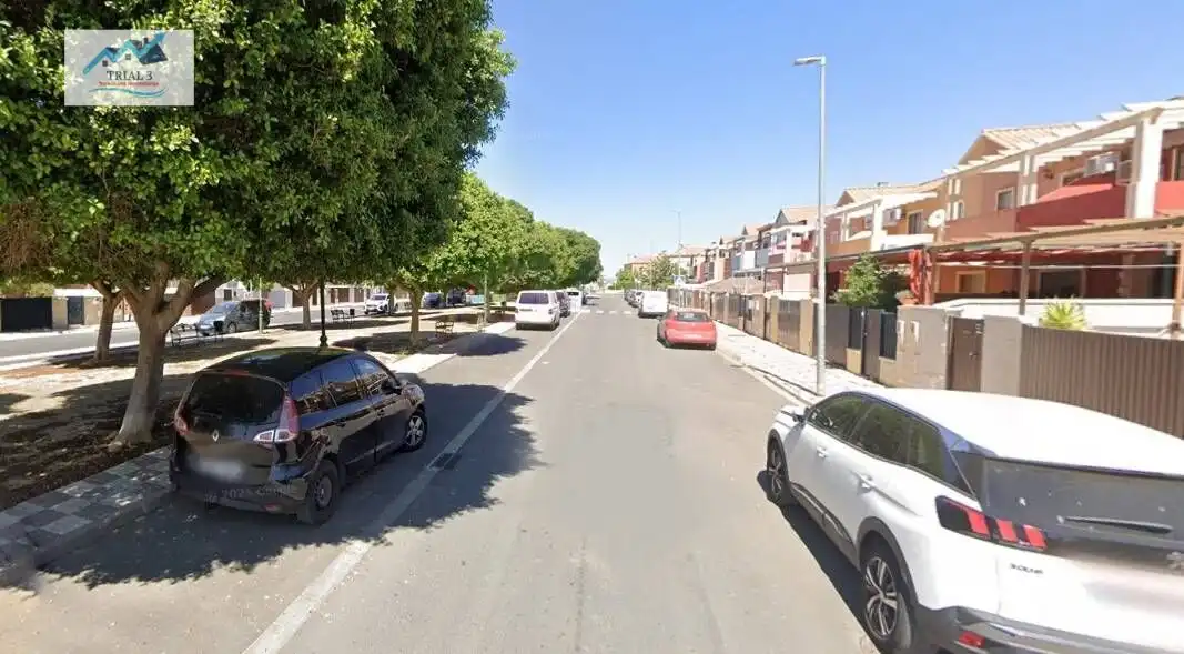 Adossat amb terrassa en venda a Avenida ALBUR