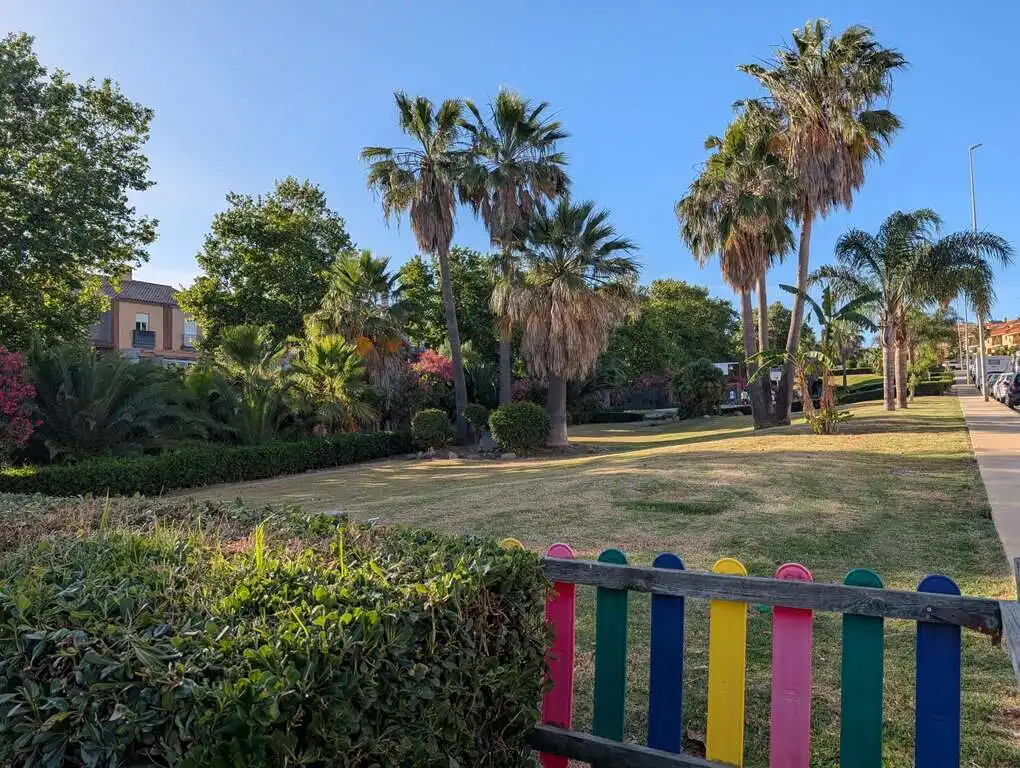 Jardín de Casa adosada de alquiler en La Línea de la Concepción con Aire acondicionado, Calefacción y Jardín privado