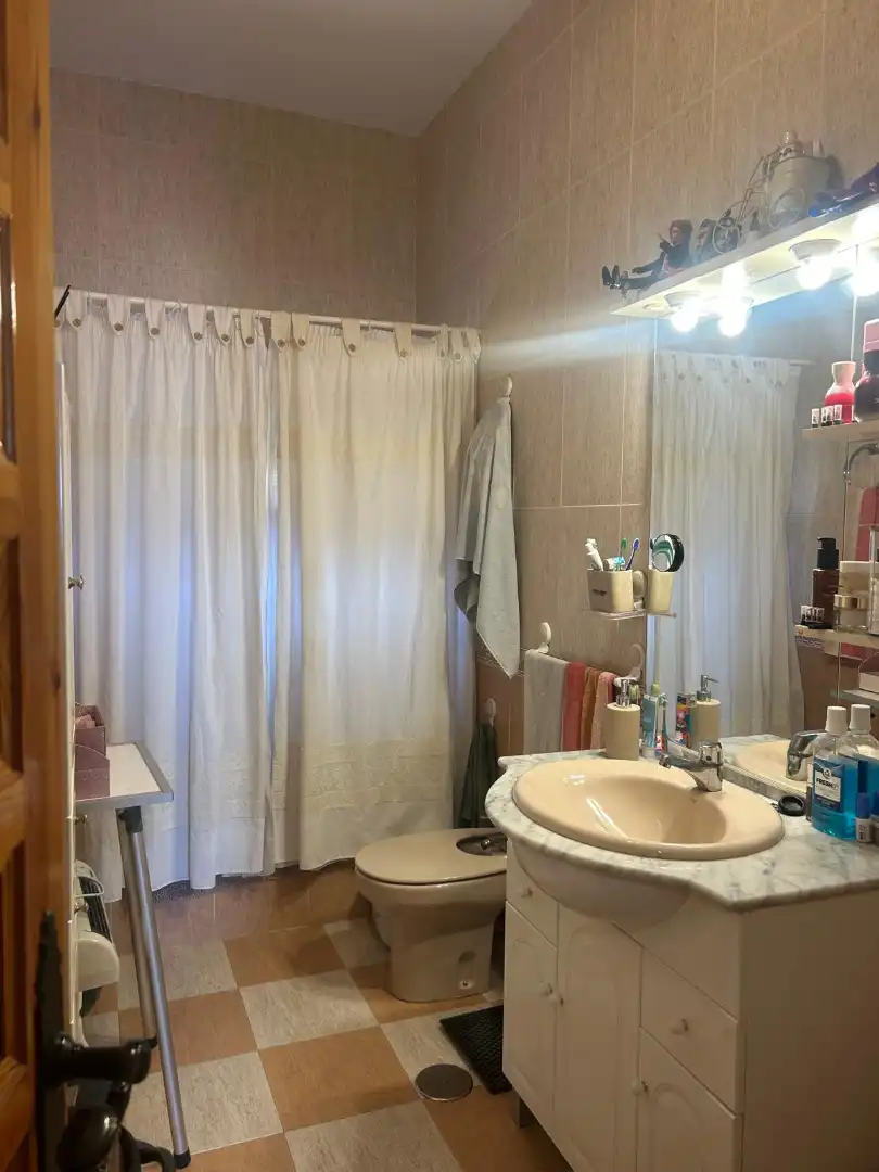 Bany de Casa o xalet en venda en Jaén amb Aire condicionat, Traster i Moblat