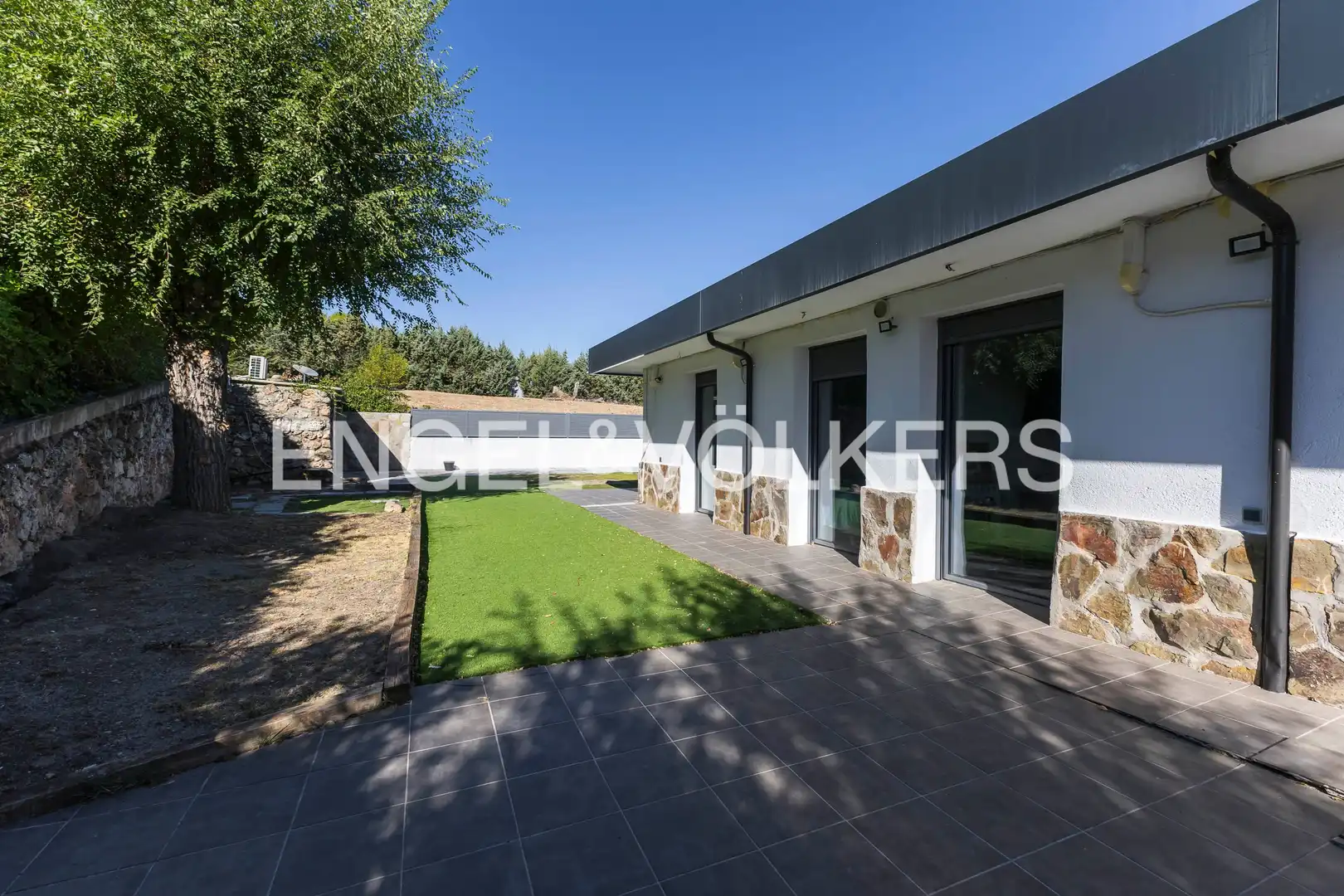 Vista exterior de Casa o chalet en venta en Paracuellos de Jarama con Aire acondicionado, Calefacción y Jardín privado