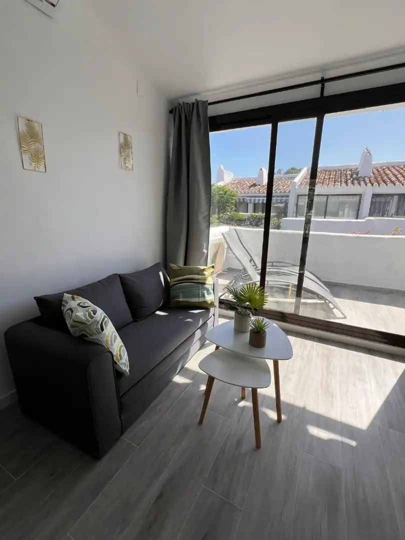 Wohnzimmer von Wohnung zur Miete in Estepona mit Klimaanlage, Terrasse und Möbliert