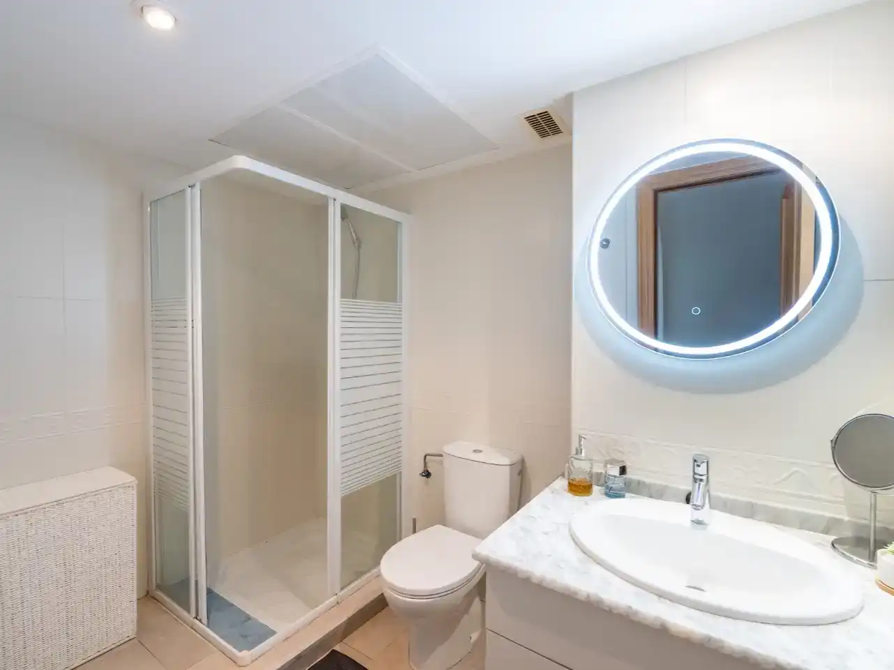 Bathroom of Flat for sale in Marbella  with Air Conditioner, Swimming Pool and Balcony