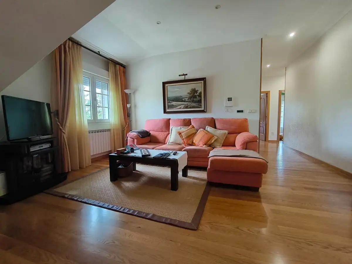 Sala de estar de Casa o chalet en venta en Vilagarcía de Arousa con Calefacción, Jardín privado y Parquet