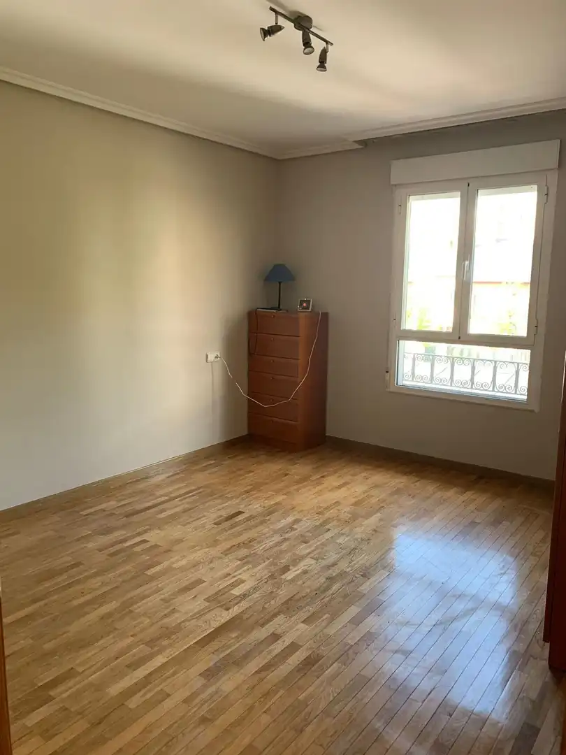 Habitación de Casa adosada en venta en Ponferrada con Calefacción, Jardín privado y Terraza